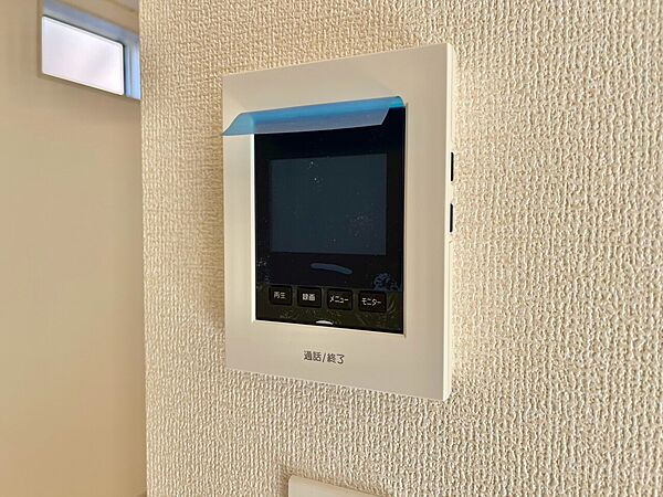 誰が来てもわかる様にモニター付きインターホンを設置。