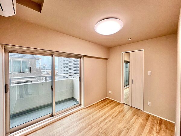 清かで艶やかな時間をもたらしてくれる室内です。