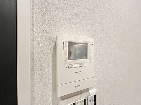 誰が来てもわかる様にモニター付きインターホンを設置。