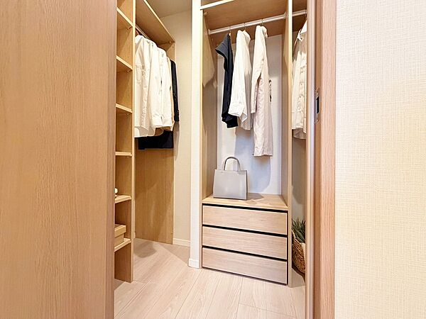家電やスーツケース、ストック品など何でも片付く嬉しい空間です。