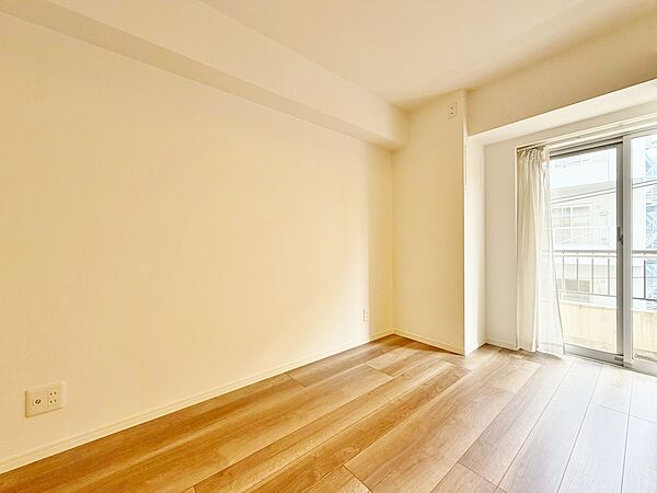 清かで艶やかな時間をもたらしてくれる室内です。