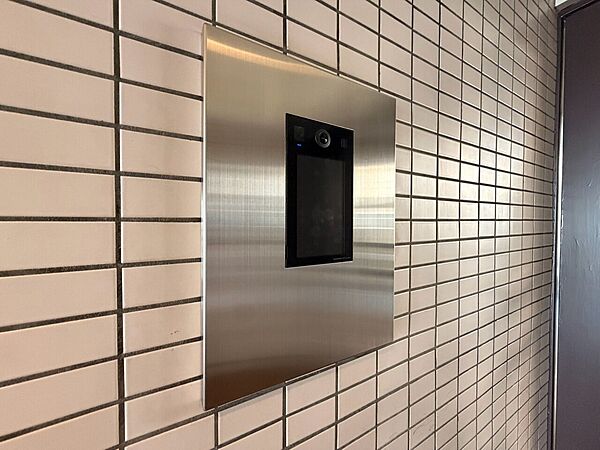 誰が来てもわかる様にモニター付きインターホンを設置。