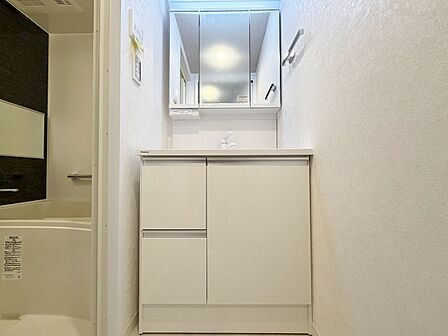 清潔感を感じられる洗面化粧台。