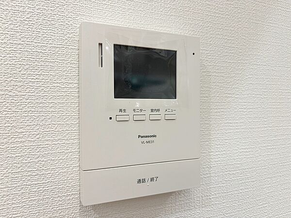 誰が来てもわかる様にモニター付きインターホンを設置。