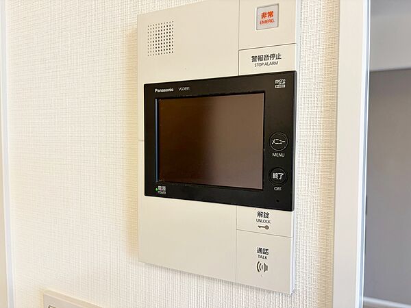 誰が来てもわかる様にモニター付きインターホンを設置。