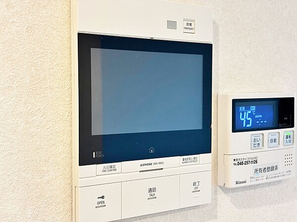 誰が来てもわかる様にモニター付きインターホンを設置。