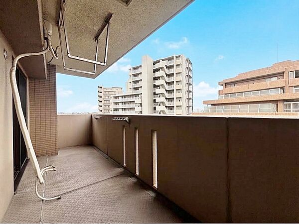 朝の澄んだ空気や、夕方に吹く清々しい風を感じられるバルコニー。※CG加工により晴天にしています。