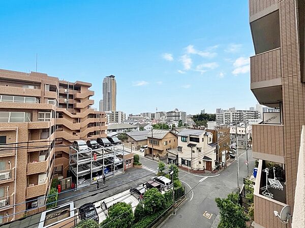 眺望や窓からの景色が良いと、家で過ごす時間も快適です。※CG加工により晴天にしています。