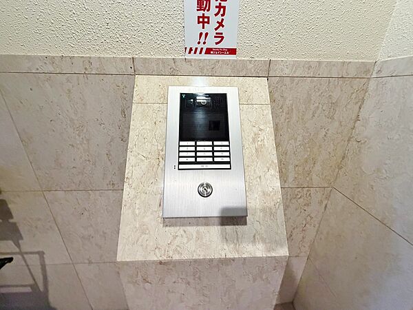 誰が来てもわかる様にモニター付きインターホンを設置。