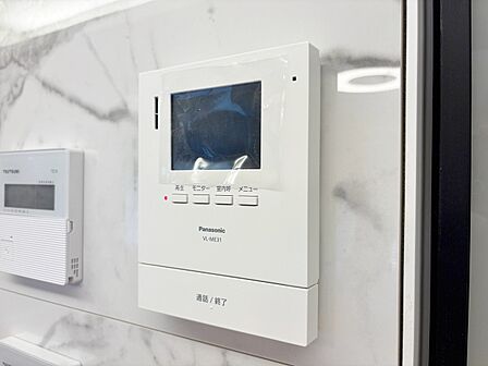 誰が来てもわかる様にモニター付きインターホンを設置。