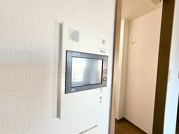 誰が来てもわかる様にモニター付きインターホンを設置。