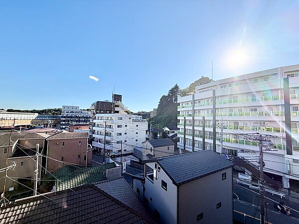 陽当たり・通風・開放感に恵まれた環境です。