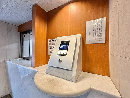 誰が来てもわかる様にモニター付きインターホンを設置。