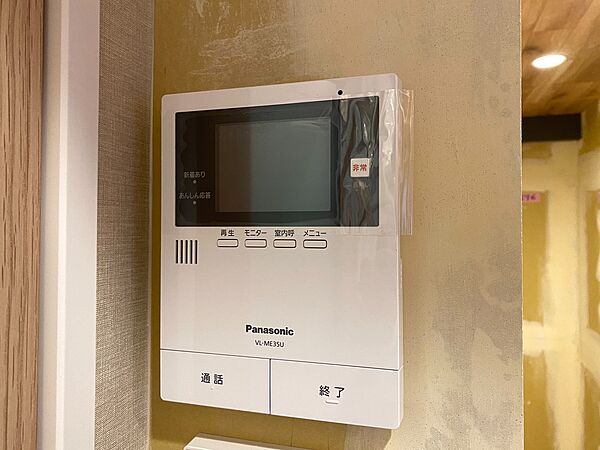 誰が来てもわかる様にモニター付きインターホンを設置。