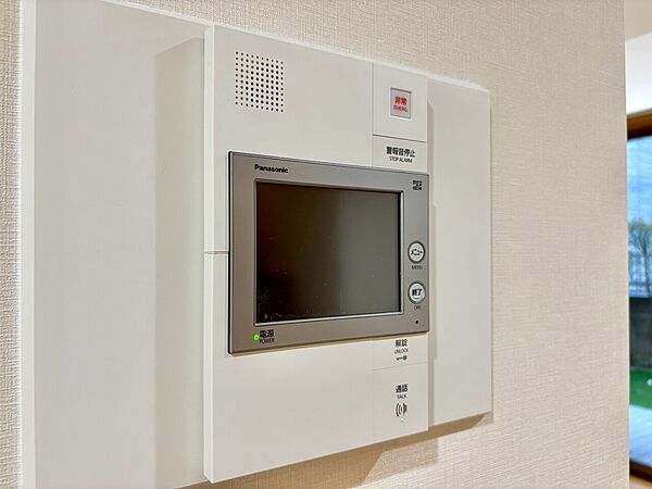 誰が来てもわかる様にモニター付きインターホンを設置。