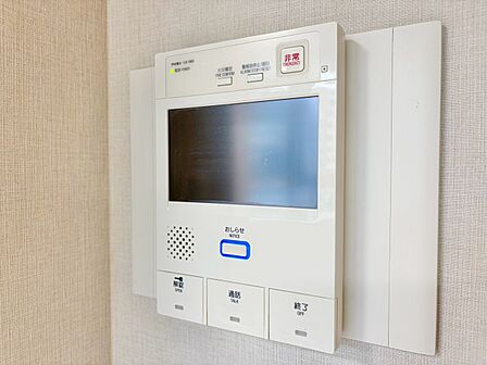 誰が来てもわかる様にモニター付きインターホンを設置。
