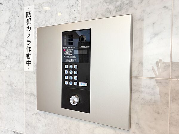 誰が来てもわかる様にモニター付きインターホンを設置。