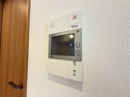 誰が来てもわかる様にモニター付きインターホンを設置。
