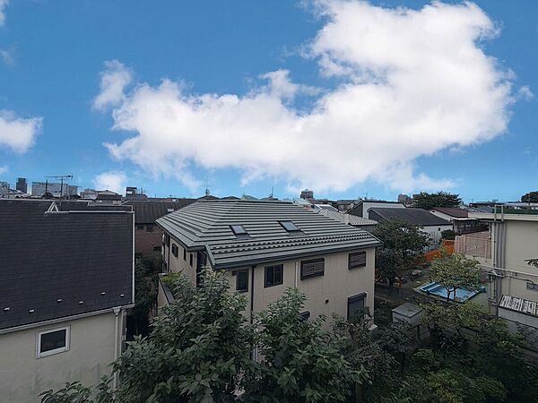 陽当たり・通風・開放感に恵まれた環境です。