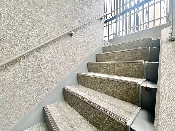 共用部の階段です。明るく清潔に管理されています。