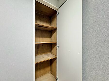 家電やスーツケース、ストック品など何でも片付く嬉しい空間です。