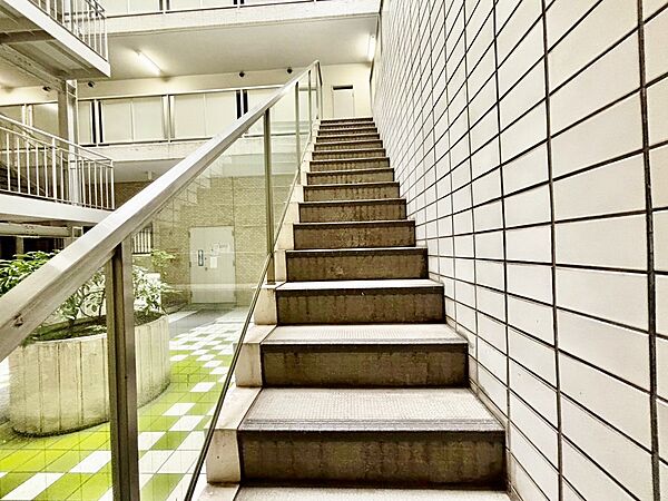 共用部の階段です。明るく清潔に管理されています。