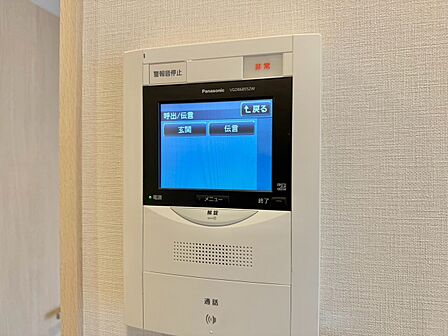 誰が来てもわかる様にモニター付きインターホンを設置。