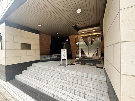 上質感漂う玄関アプローチです。