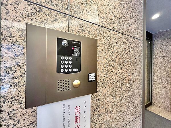 誰が来てもわかる様にモニター付きインターホンを設置。