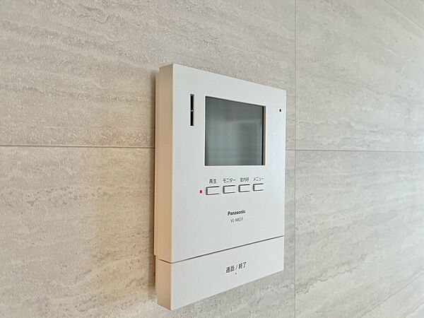 誰が来てもわかる様にモニター付きインターホンを設置。