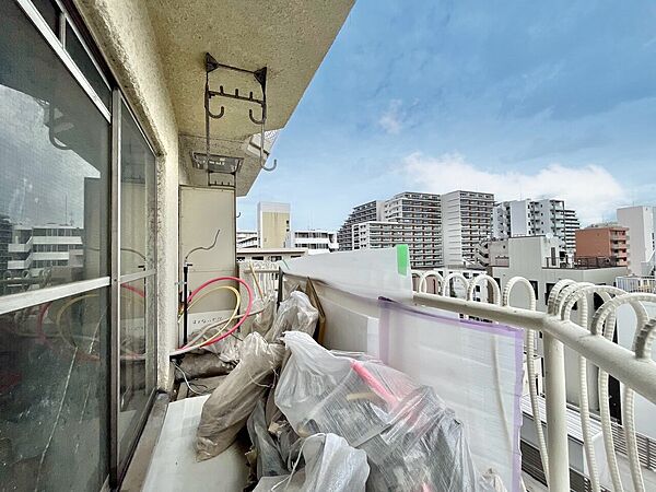 朝の澄んだ空気や、夕方に吹く清々しい風を感じられるバルコニー。
