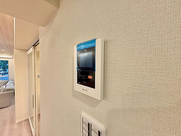 誰が来てもわかる様にモニター付きインターホンを設置。