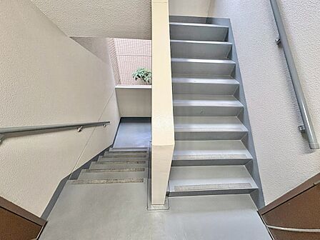 共用部の階段です。明るく清潔に管理されています。
