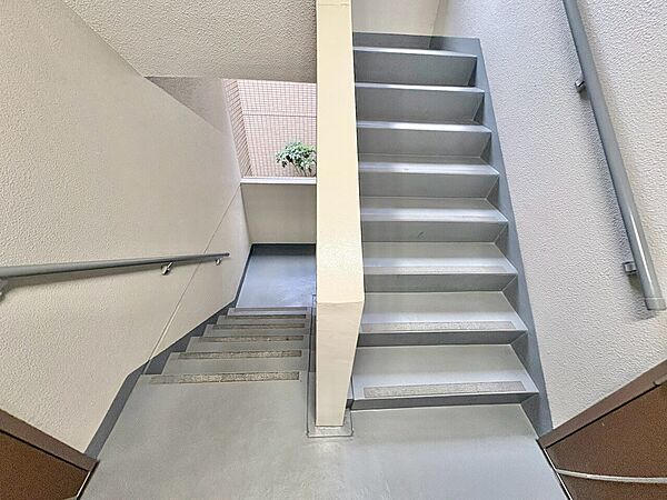 共用部の階段です。明るく清潔に管理されています。