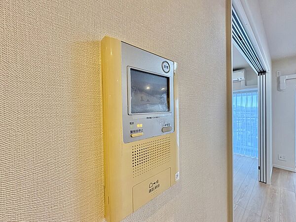 誰が来てもわかる様にモニター付きインターホンを設置。