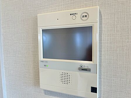 誰が来てもわかる様にモニター付きインターホンを設置。