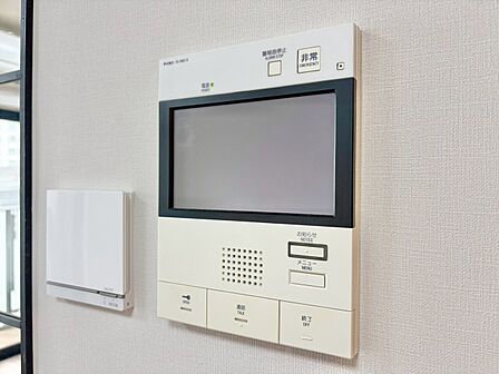 誰が来てもわかる様にモニター付きインターホンを設置。