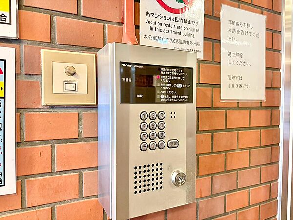 誰が来てもわかる様にモニター付きインターホンを設置。