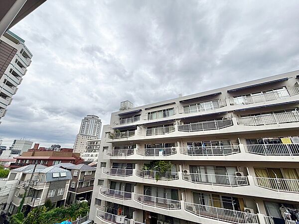 眺望や窓からの景色が良いと、家で過ごす時間も快適です。