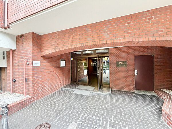 上質感漂う玄関アプローチです。