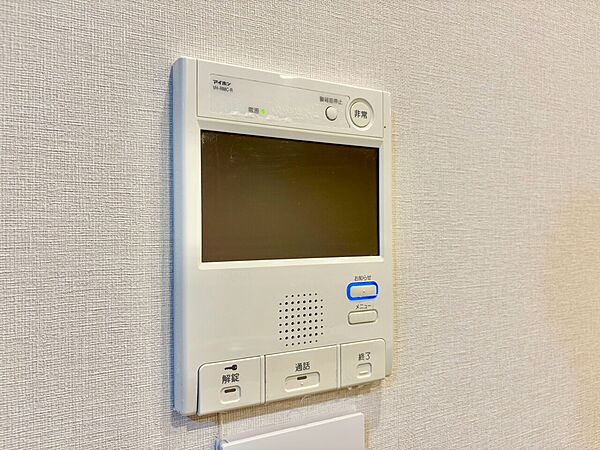 誰が来てもわかる様にモニター付きインターホンを設置。