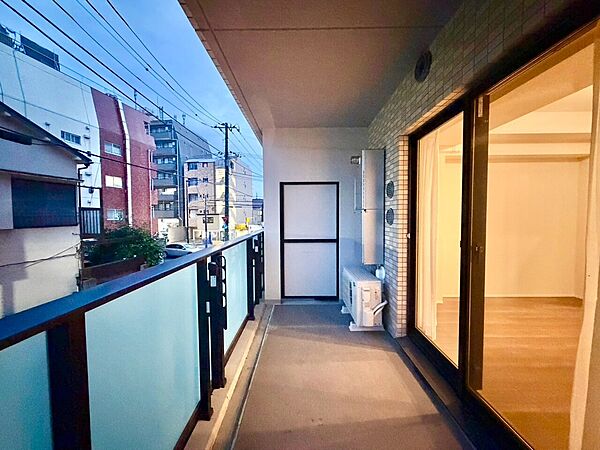 朝の澄んだ空気や、夕方に吹く清々しい風を感じられるバルコニー。