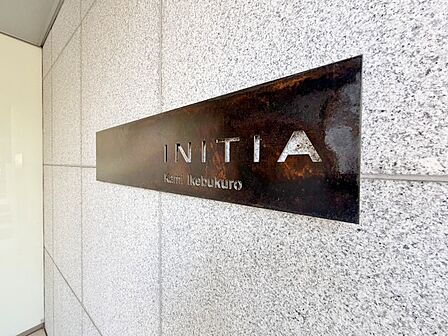 スタイリッシュなエンブレム。お洒落なマンションは入り口から。