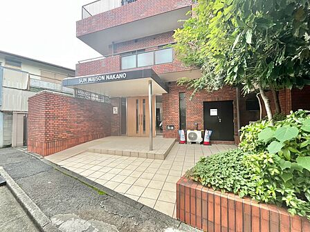 上質感漂う玄関アプローチです。