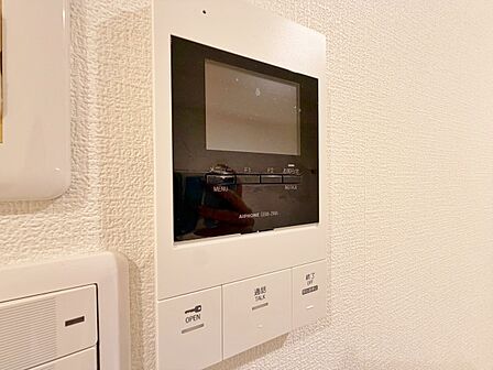 誰が来てもわかる様にモニター付きインターホンを設置。