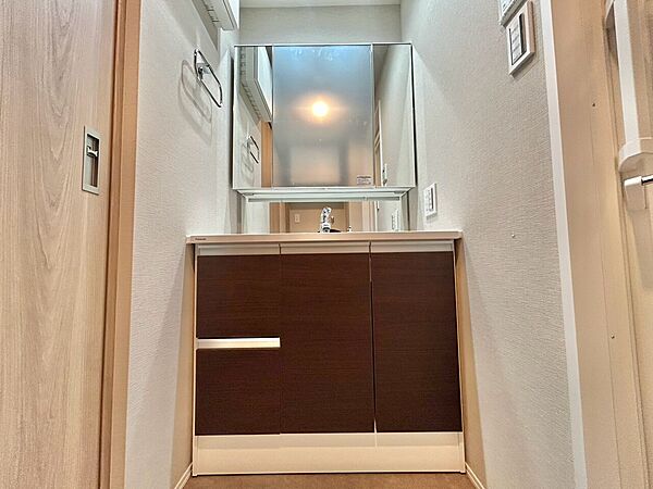 清潔感を感じられる洗面化粧台。