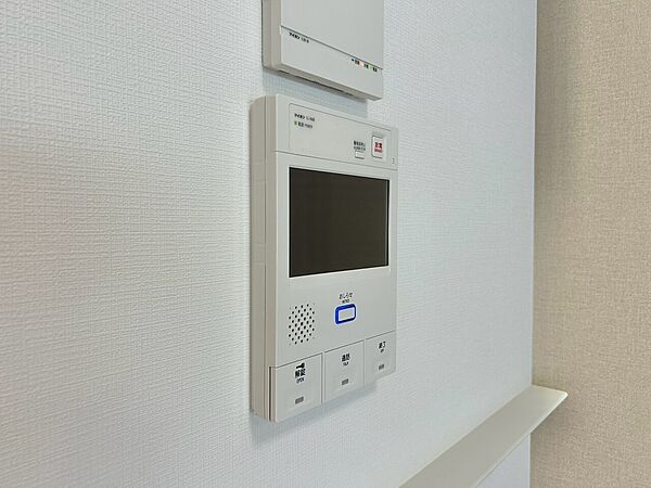 誰が来てもわかる様にモニター付きインターホンを設置。