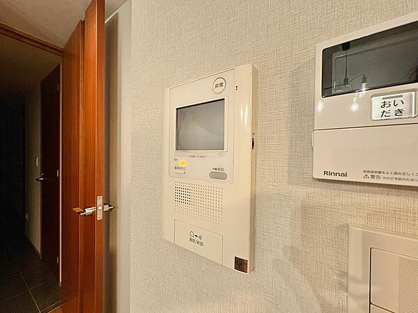 誰が来てもわかる様にモニター付きインターホンを設置。