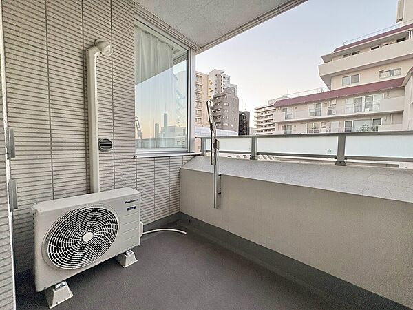 朝の澄んだ空気や、夕方に吹く清々しい風を感じられるバルコニー。