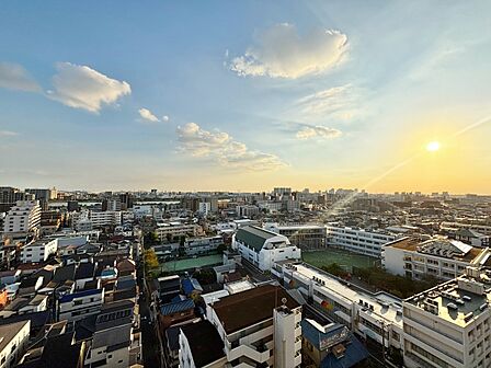 陽当たり・通風・開放感に恵まれた環境です。